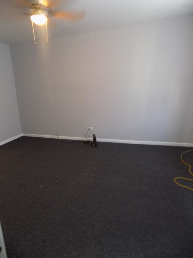 Building Photo - 5 bedroom in Chicago IL 60619