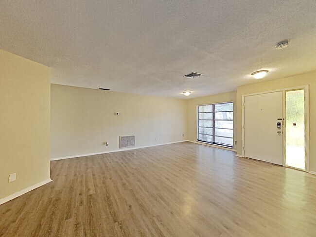 Foto del edificio - 1381 Forest Lawn Ct