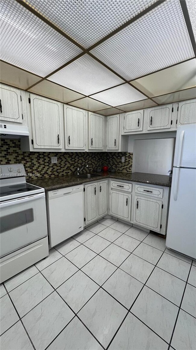 Foto del edificio - 8300 Sands Point Blvd