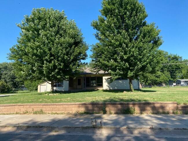 Building Photo - 730 N Woodlawn Blvd