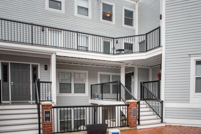 Building Photo - 33 Deer St
