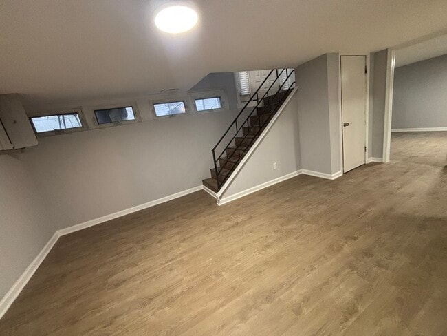 Building Photo - 5 Bedroom Home