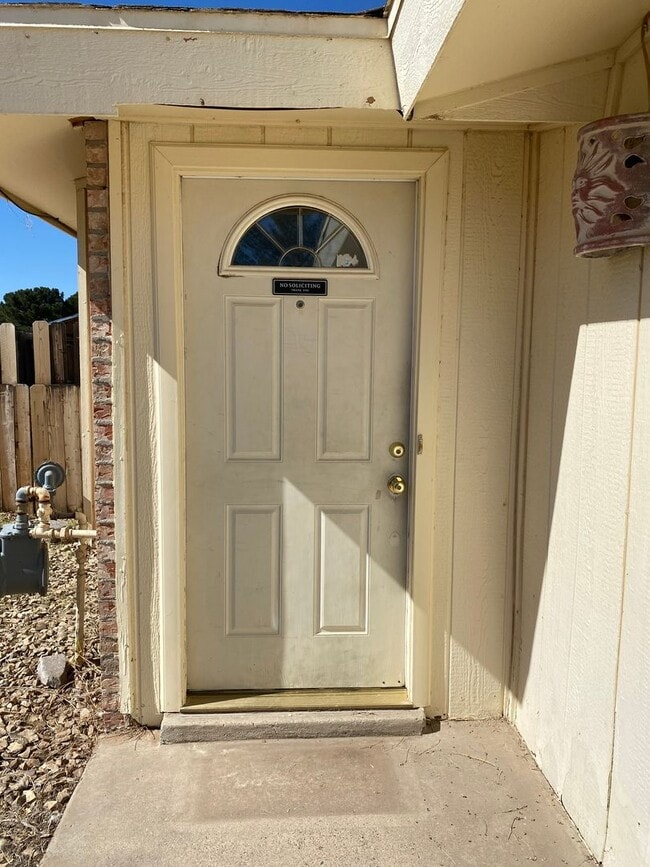 Building Photo - Cute 2 bedroom, 2 bath duplex, spacious ba...