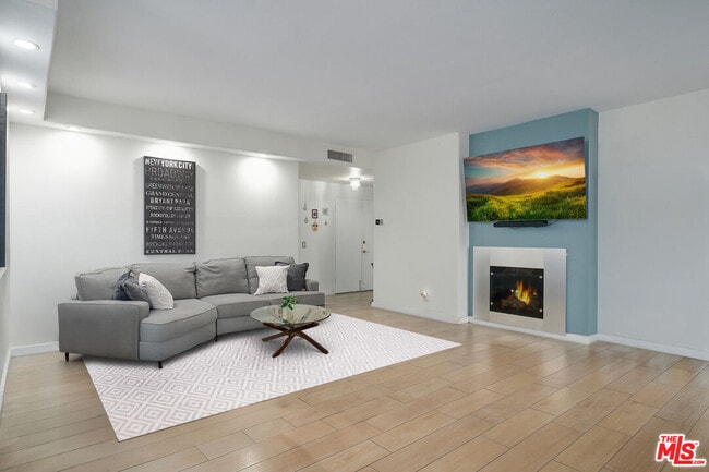 Foto del edificio - 121 S Palm Dr