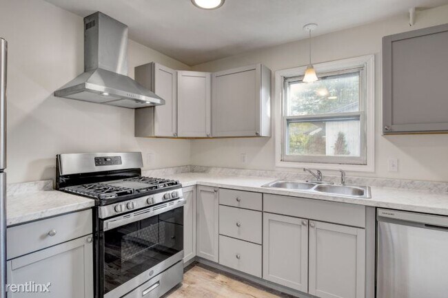 Building Photo - 4 br, 1.5 bath House - 322 Loomis Ave.