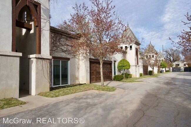 Building Photo - 2223 E 55th Pl