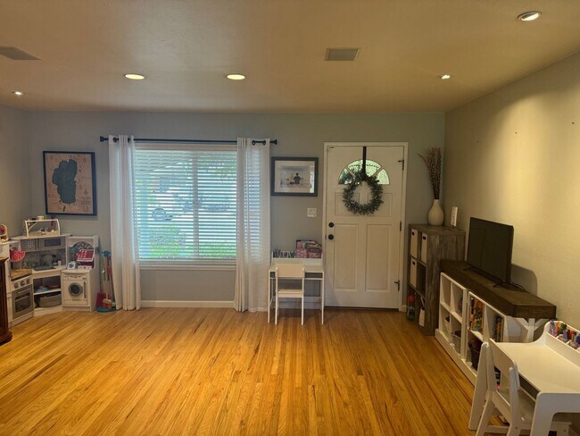 Foto del edificio - Gorgeous Updated 3 Bedroom in the heart of...