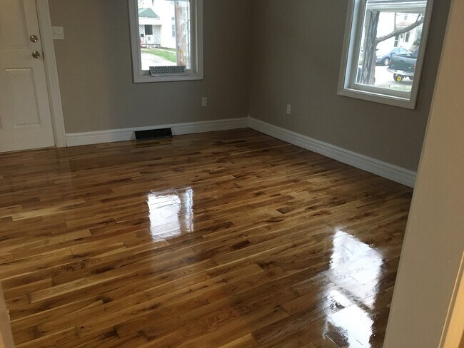 Sala de estar - 708 N Maple St
