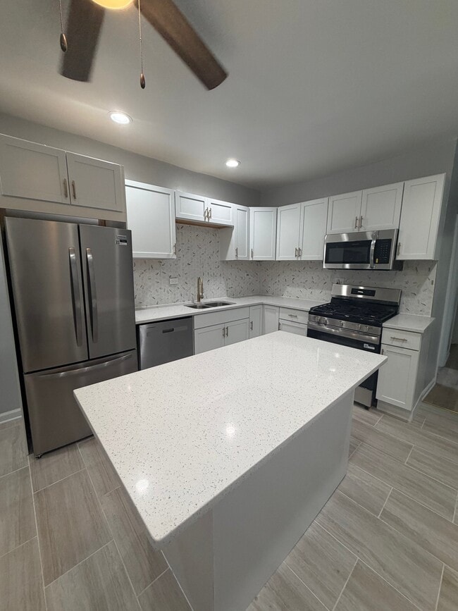 Photo - 8835 S Commercial Ave (Chicago, IL) Apartment
