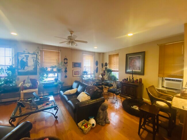Foto del edificio - 310 Riverside Blvd