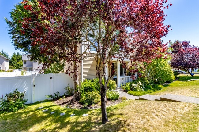 Building Photo - 3 bedroom, 2.5 bath DuPont home featuring AC!