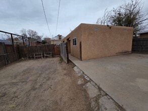 Building Photo - 915 Walter St SE