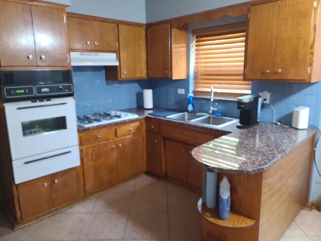 Foto del edificio - 2348 N Menard Ave
