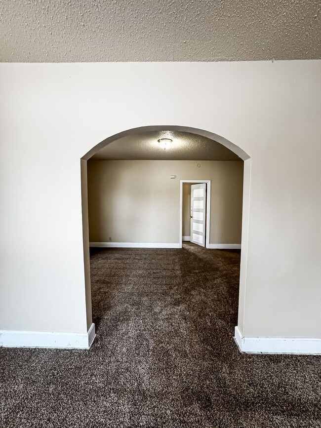 Foto del edificio - 5 Bed 2 Bath Single Family Home!