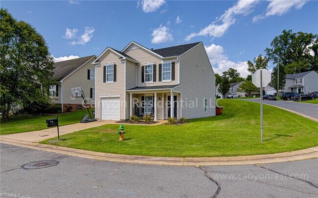 Building Photo - Beautiful 3b Room! Move in ready!