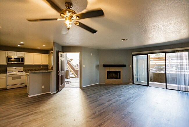 Foto del edificio - Downstairs Condo with Lots of Upgrades