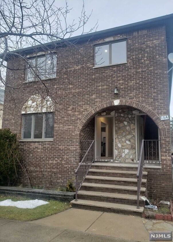 Primary Photo - 164 Main St