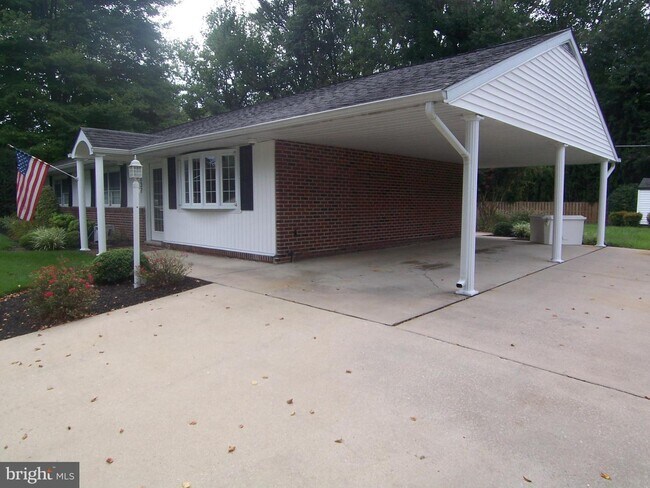 Building Photo - 137 N Lynbrook Rd
