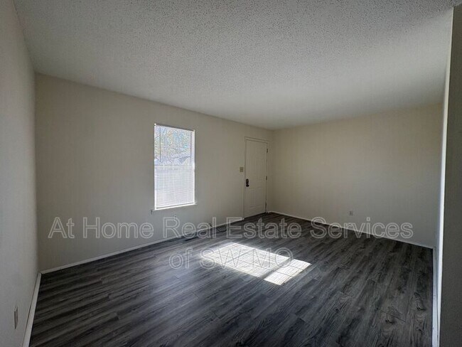 Foto del edificio - 3331 E Southern Hills Blvd