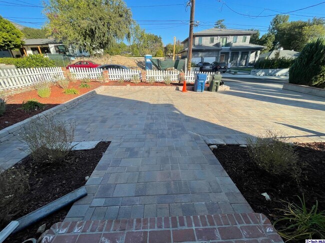 Building Photo - 4547 Rockland Pl