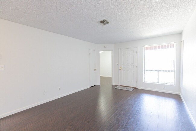 Building Photo - Cozy 2 bedroom unit with ensuites located ...