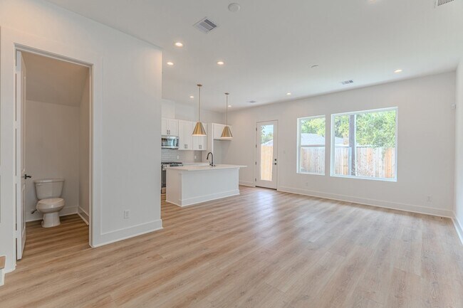 Foto del edificio - 7707 Inwood Grv Ln