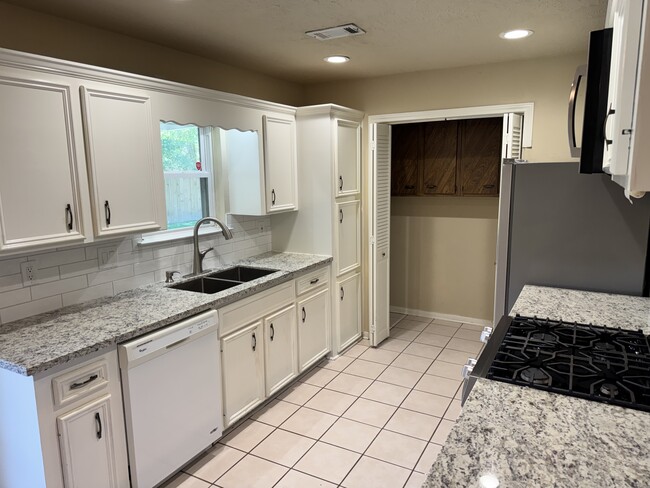 Building Photo - 9811 Charter Ridge Dr