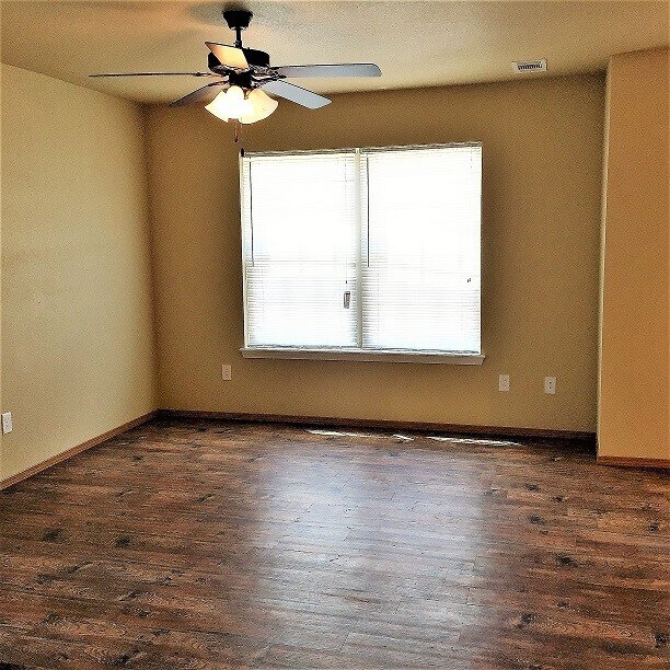 Building Photo - 2814 W Lakewood Dr