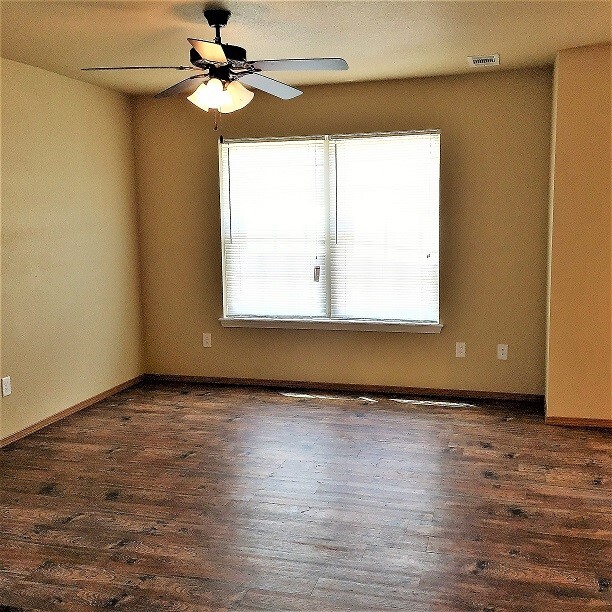 Building Photo - 2830 W Lakewood Dr