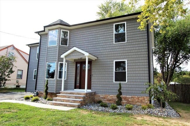 Building Photo - 120 7th St