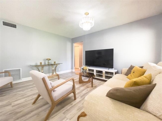 Foto del edificio - 340 Knotty Pine Cir