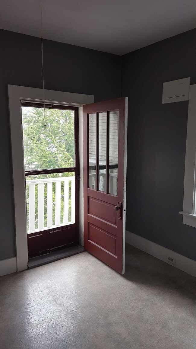 440 Coolidge Ave Unit 2, Manchester, NH 03102 Apartments in