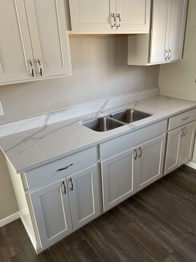 Building Photo - Updated 2 bedroom, Hobart Schools