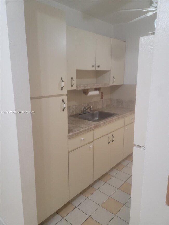 Foto del edificio - 1581 NE 8th St