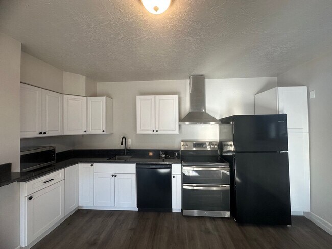 Foto del edificio - 3 Bedroom, 1 bath, 1 car garage, walkout basement apt