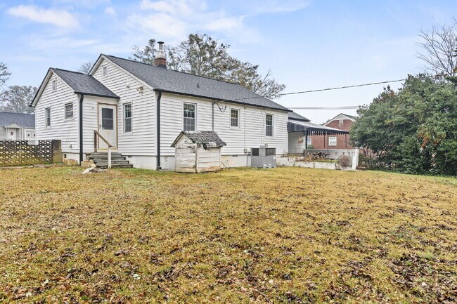 Foto del edificio - Nicely maintained 3 Bed, 1 Bath Single-Level Home with Bonus Sunroom