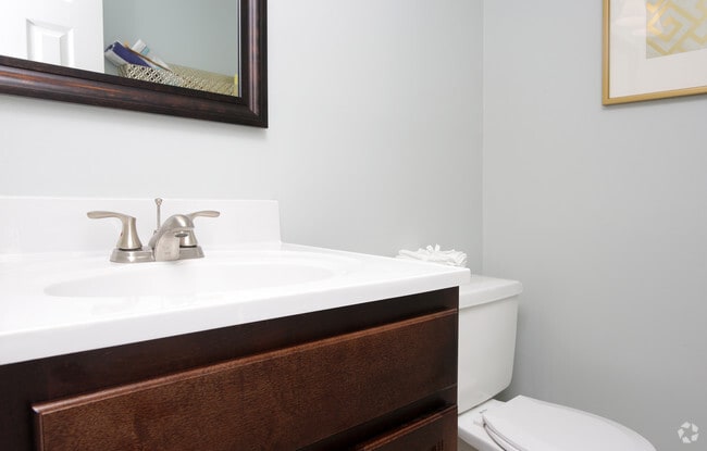 2BR, 1.5BA - 917 SF - Park East Apartments