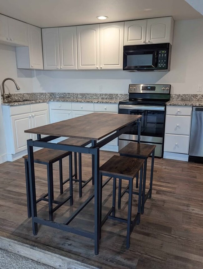 Building Photo - 2219 11th Ave W