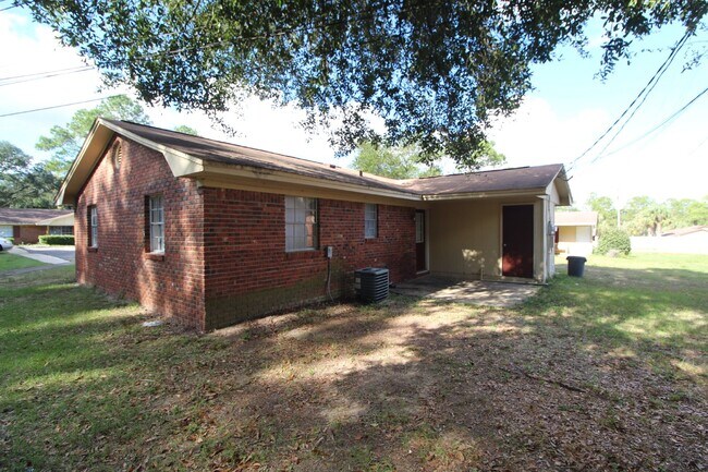 Foto del edificio - North Pensacola 2BR Duplex Near UWF & I-10 with All-Electric Living, Eat-In Kitchen & Washer/Drye...