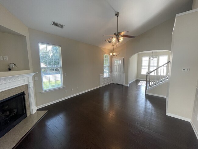 Building Photo - Beautiful END-UNIT 3BR 2.5BA Townhouse in ...