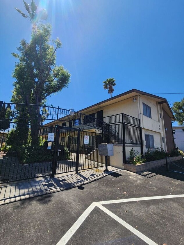Primary Photo - HOLIDAYSPECIAL-1 Mo Free REBATE! La Mesa: SPACIOUS 2BR/1BA Unit with private patio/small yard space