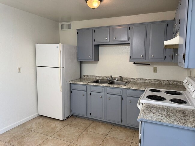 Building Photo - Nice Central 2 Bedroom