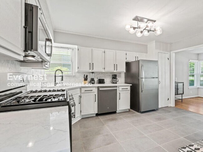 Foto del edificio - 8633 Westglen Dr