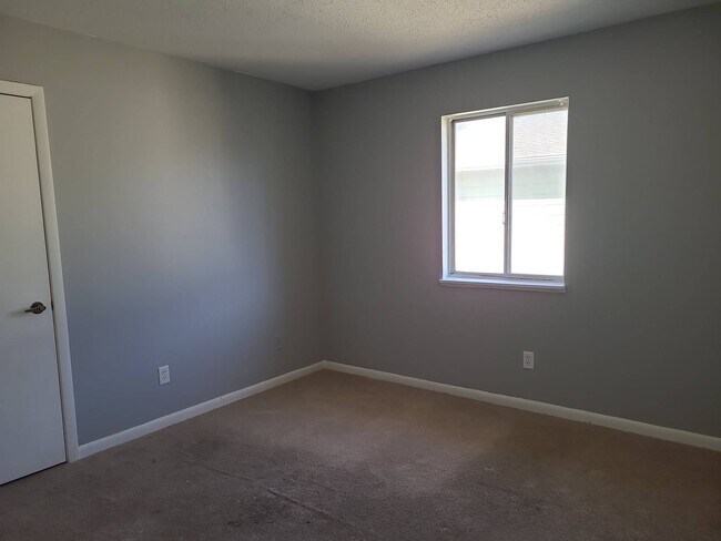 Building Photo - 87 Manor Dr