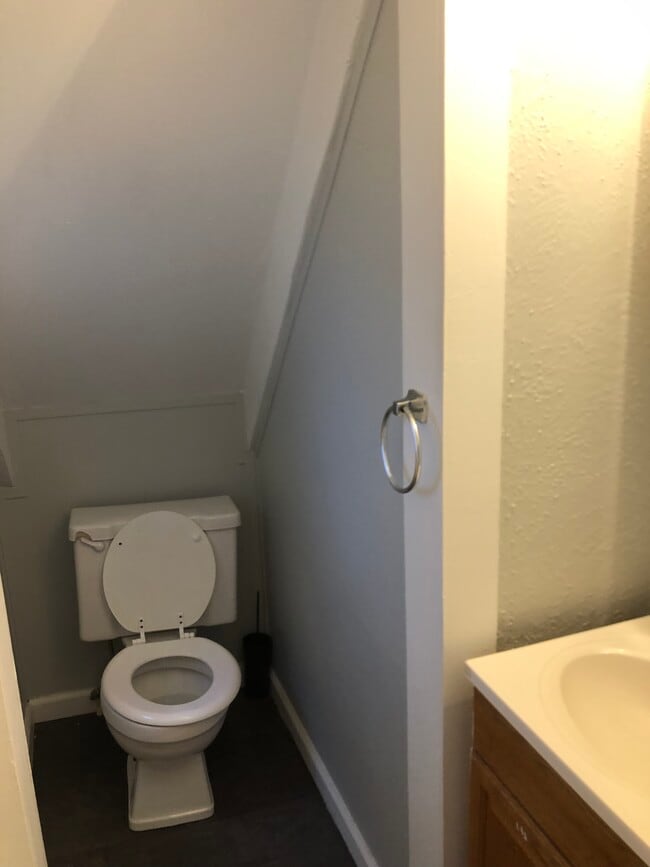 half bathroom 1st floor - 6 Babcock St