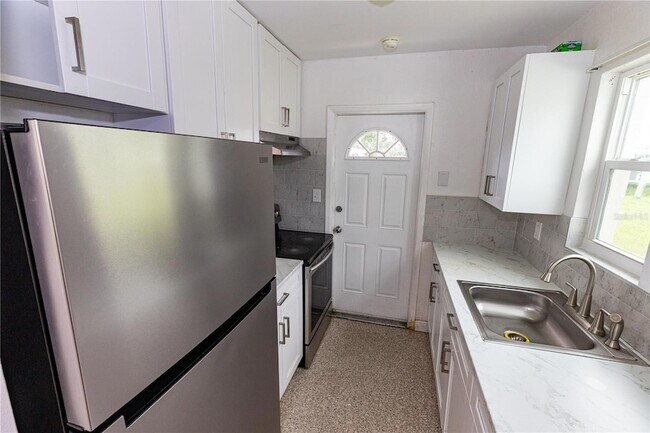 Building Photo - 21043 Bersell Ave