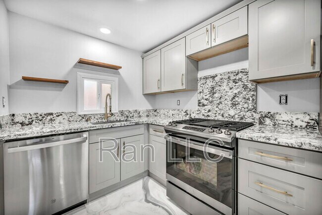 Building Photo - 952 Haskell St