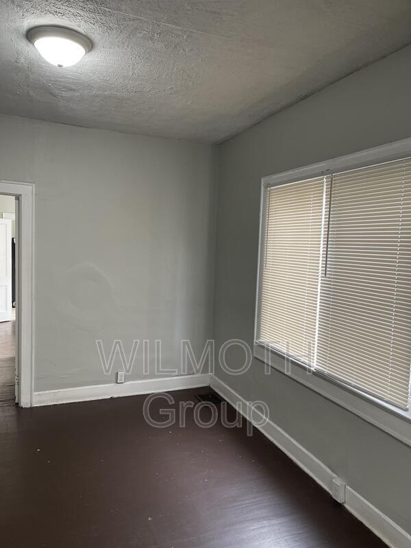 Building Photo - 2827 North Kenwood Avenue - 1