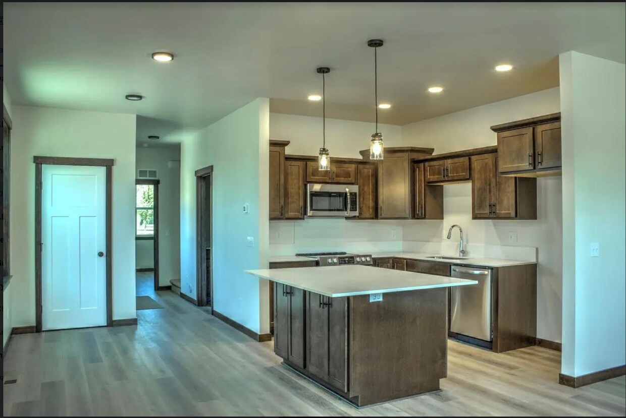 33 Potlatch Loop, Priest River, ID 83856 Townhome Rentals in Priest