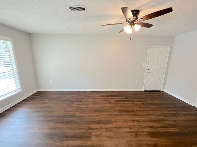 Foto del edificio - 3 BED | 2 BATH | SCREENED IN SUNROOM | SOUTHSIDE/VERNONBURG